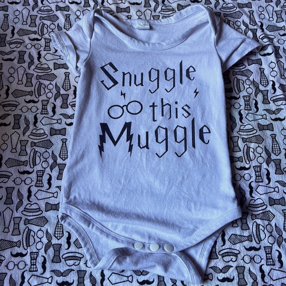 Snuggle this muggle !! Cute Harry Potter onesie ! 🧐